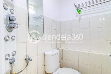 Bathroom High Floor 2BR Apartment with  View at Green Pramuka City Apartment
