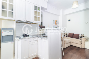 Kitchen High Floor 2BR Apartment with  View at Green Pramuka City Apartment