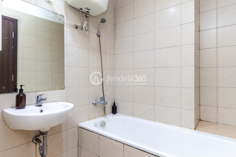 Bathroom 2BR Apartment with City View at Central Park Apartment
