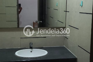 Bathroom Restful Studio Apartment Middle Floor with City View at Pasar Baru Mansion Apartment