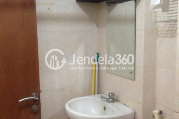 Bathroom Low Floor 1BR Apartment with City View at Margonda Residence