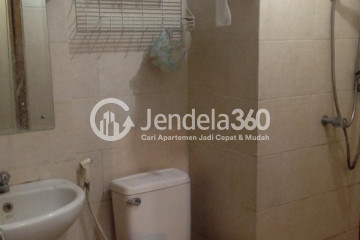 Bathroom Low Floor 1BR Apartment with City View at Margonda Residence
