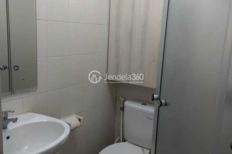 Bathroom Trendy 2BR Apartment Middle Floor with City View at Signature Park Grande