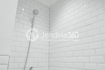 Bathroom Middle Floor 2BR Apartment with City View at Gardenia Boulevard Apartment