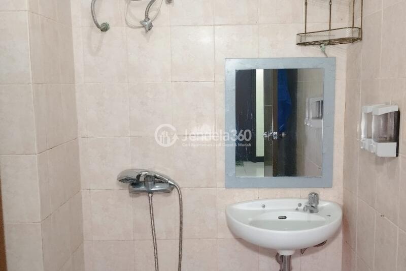 Bathroom 1BR Apartment with City View at The Boutique At Kemayoran