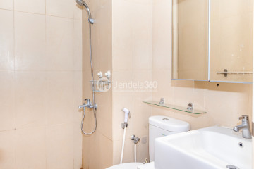 Bathroom 2BR Apartment with Swimming Pool View at Elpis Residence Apartment