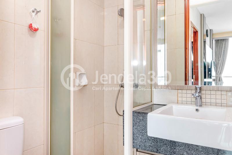 Bathroom Low Floor 2BR Apartment with  View at Kuningan Place Apartment