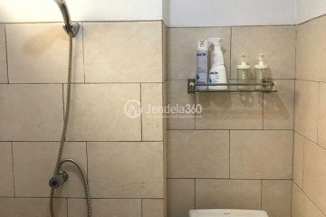 Bathroom Studio Apartment with City View at Margonda Residence
