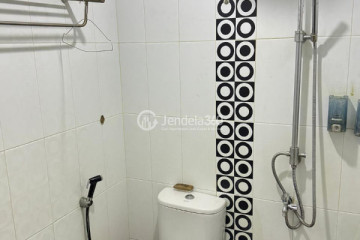 Bathroom 2BR Mutiara Bekasi Apartment at Tower B