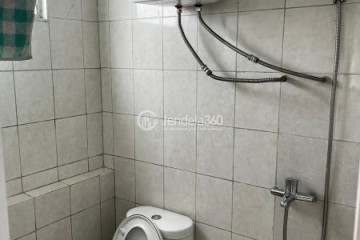 Bathroom 1BR Bintaro Park View Apartment at Middle Floor