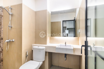 Bathroom High Floor Studio Apartment with City View at GP Plaza Apartment