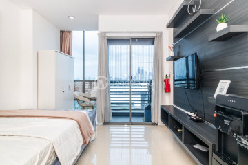 Bedroom High Floor Studio Apartment with City View at GP Plaza Apartment