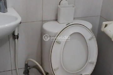 Bathroom Low Floor Studio Apartment with City View at Monroe Jababeka Apartment
