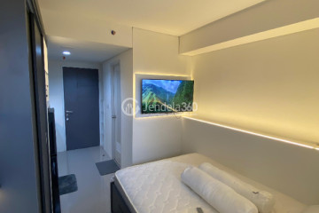 Bedroom Middle Floor Studio Apartment with City View at Mahata Serpong Apartment
