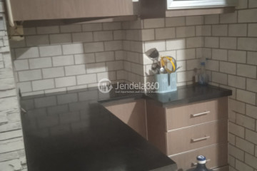 Kitchen Cozy 3BR Apartment High Floor with City View at Green Central City Apartment