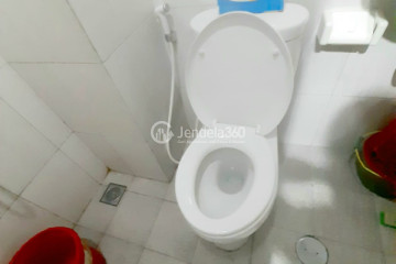 Bathroom Elegant Studio Apartment Low Floor with City View at Monroe Jababeka Apartment