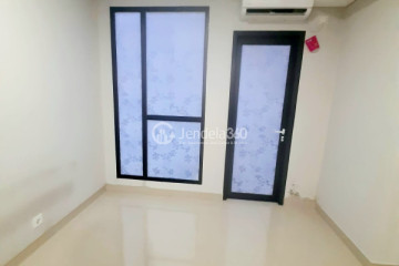 Bedroom Elegant Studio Apartment Low Floor with City View at Monroe Jababeka Apartment