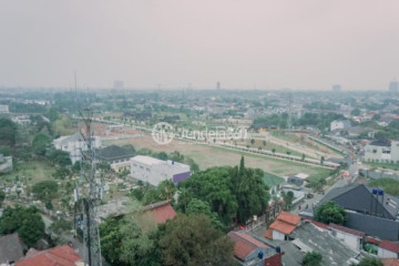 Balcony Middle Floor Studio Apartment with  View at Altiz Apartment