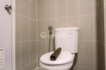 Bathroom Middle Floor Studio Apartment with  View at Altiz Apartment