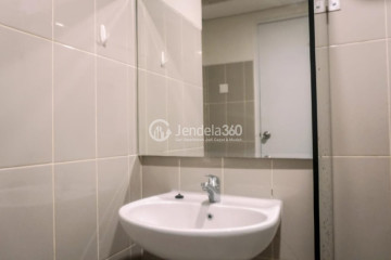 Bathroom Middle Floor Studio Apartment with  View at Altiz Apartment