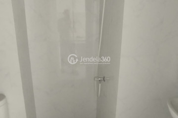 Bathroom Studio Apartment with City View at Urban Heights Residence