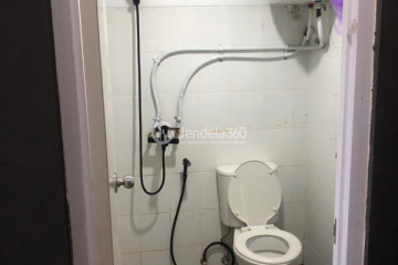 Bathroom 2BR Apartment with City View at The Suites @ Metro Bandung