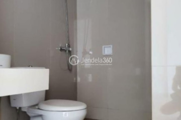 Bathroom 1BR Apartment with City View at Pejaten Park Residence
