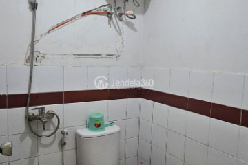 Bathroom Decorative 2BR Apartment at Mutiara Bekasi Apartment Low Floor