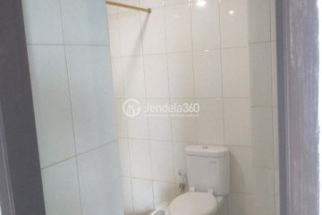 Bathroom Low Floor 2BR Apartment with City View at Callia Apartment