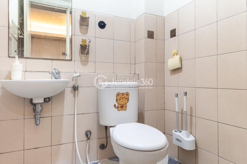 Bathroom Good Deal 2BR Apartment High Floor with City View at Pakubuwono Terrace