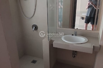 Bathroom Middle Floor Studio Apartment with City View at U Residence Karawaci