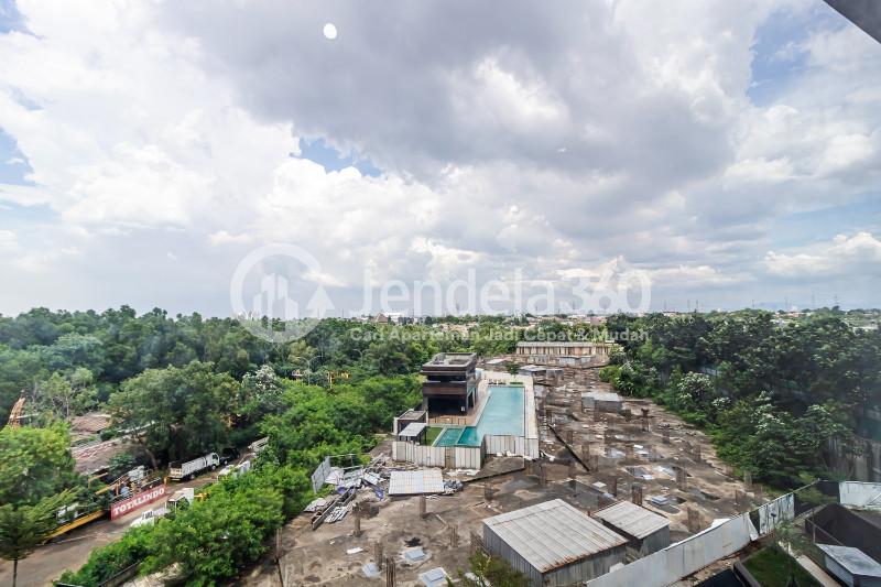 Balcony Cozy Studio Apartment Low Floor with  View at The Parc SouthCity
