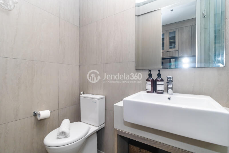 Bathroom 1BR Fatmawati City Center Apartment at Tower Victoria