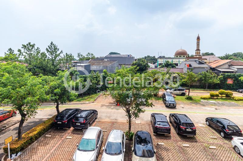 Balcony 2BR Bintaro Park View Apartment at Low Floor