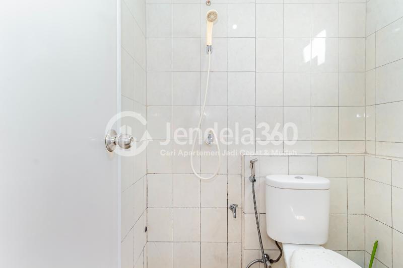 Bathroom 2BR Bintaro Park View Apartment at Low Floor