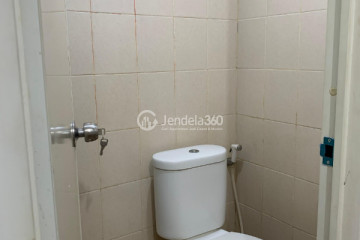 Bathroom Simply Look Studio Apartment at Sunter Park View Apartment Low Floor