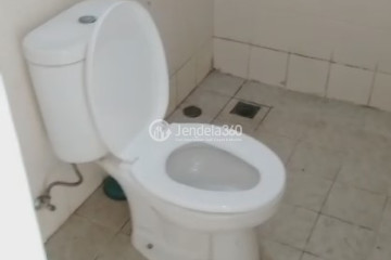 Bathroom Compact 2BR Apartment at City Park Apartment Middle Floor
