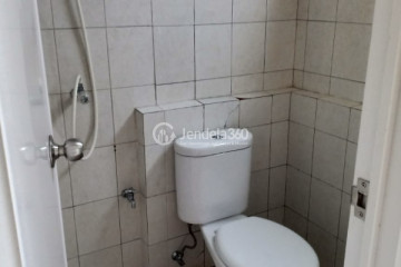 Bathroom 2BR Bintaro Park View Apartment at Low Floor