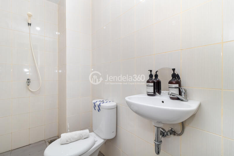 Bathroom 2BR Apartment with City View at Kota Ayodhya Apartment