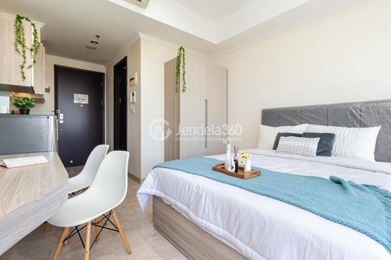Bedroom Lovely Studio Apartment Low Floor with City View at Menteng Park