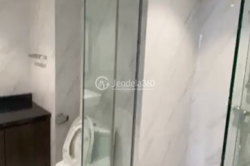 Bathroom High Floor 1BR Apartment with City View at Branz BSD Apartment
