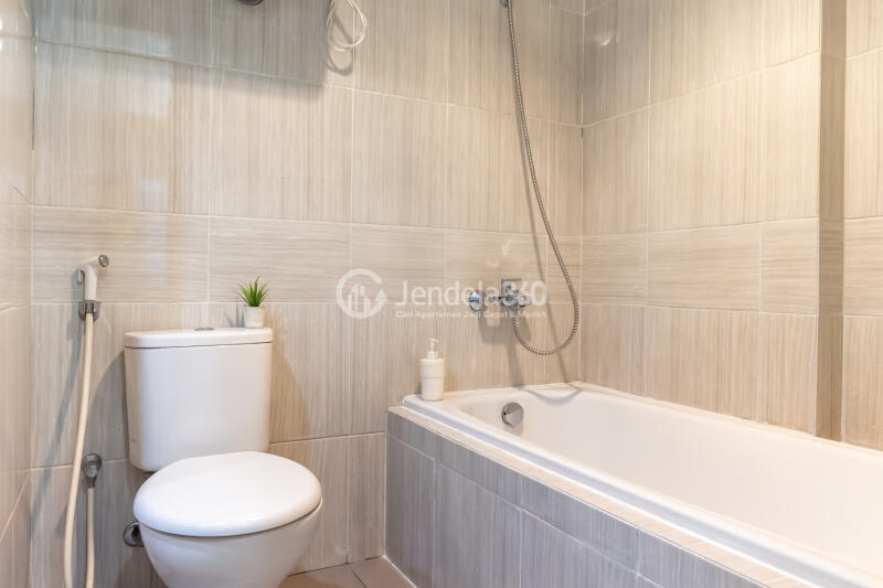 Bathroom 1BR Apartment with City View at Vasanta Innopark Apartment