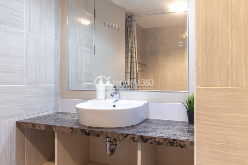 Bathroom 1BR Apartment with City View at Vasanta Innopark Apartment
