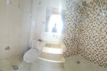 Bathroom Tidy 3BR Apartment at Green Central City Apartment Middle Floor