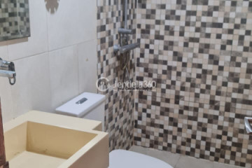 Bathroom Tidy 3BR Apartment at Green Central City Apartment Middle Floor
