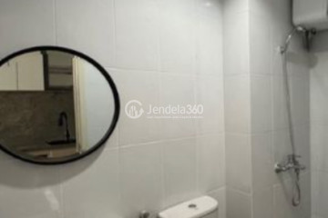 Bathroom Studio Patraland Urbano Apartment at Tower East
