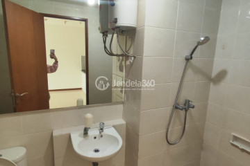 Bathroom Well Located 1BR Apartment Middle Floor with City View at Condominium Green Bay Pluit SeaView