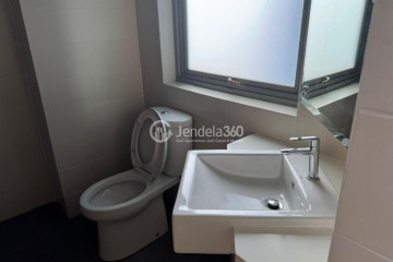 Bathroom 2BR Apartment with City View at Pejaten Park Residence