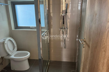 Bathroom 2BR Apartment with City View at Pejaten Park Residence
