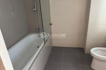 Bathroom 2BR Apartment with City View at Pejaten Park Residence
